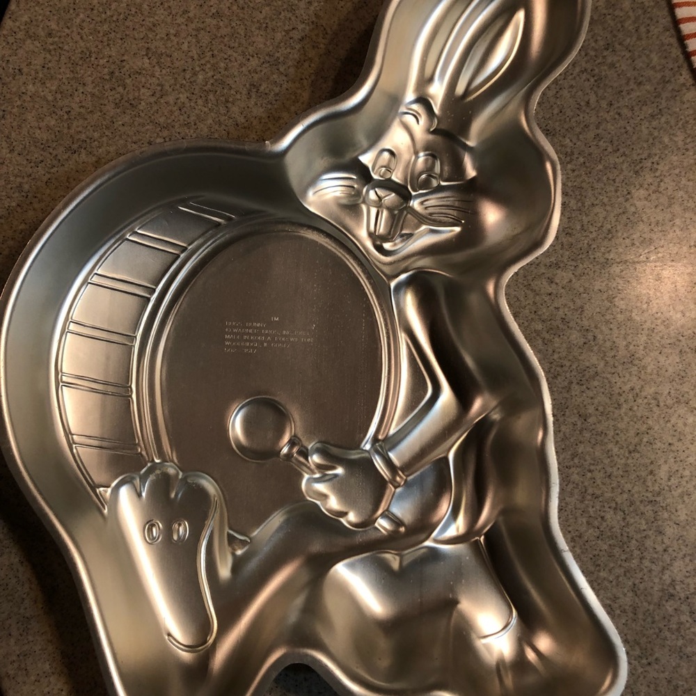 Wilton Warner Brothers Bugs Bunny With Drum Retired Cake Pan - 502-3517